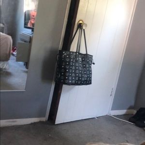 Meet your Posher, Maya